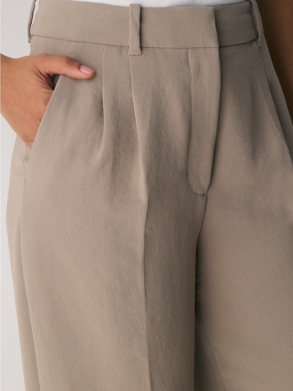 Aritzia
The Effortless Pant™ - Crepette™ - Nomad Taupe - Picture 2 of 5
